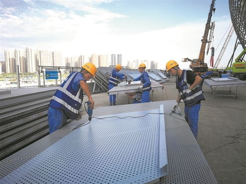 成都鳳凰山體育中心足球場(chǎng)建設(shè)加速 開始幕墻面板大面積施工